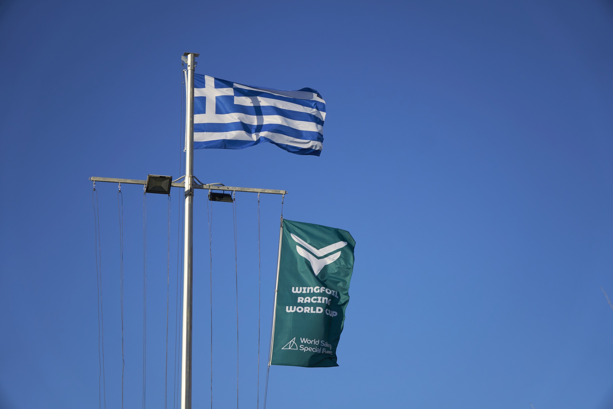 Bandiera greca alla gara di wingfoil